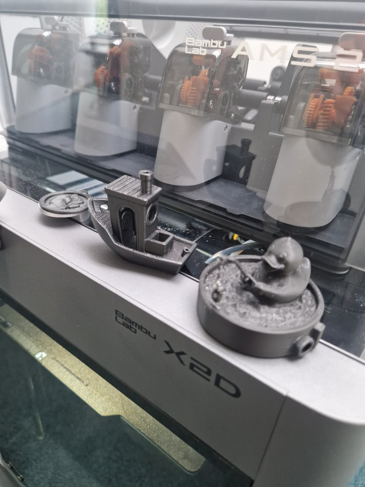 Een eerste testprint van een eendje op een drijver, naast een referentiebootje.